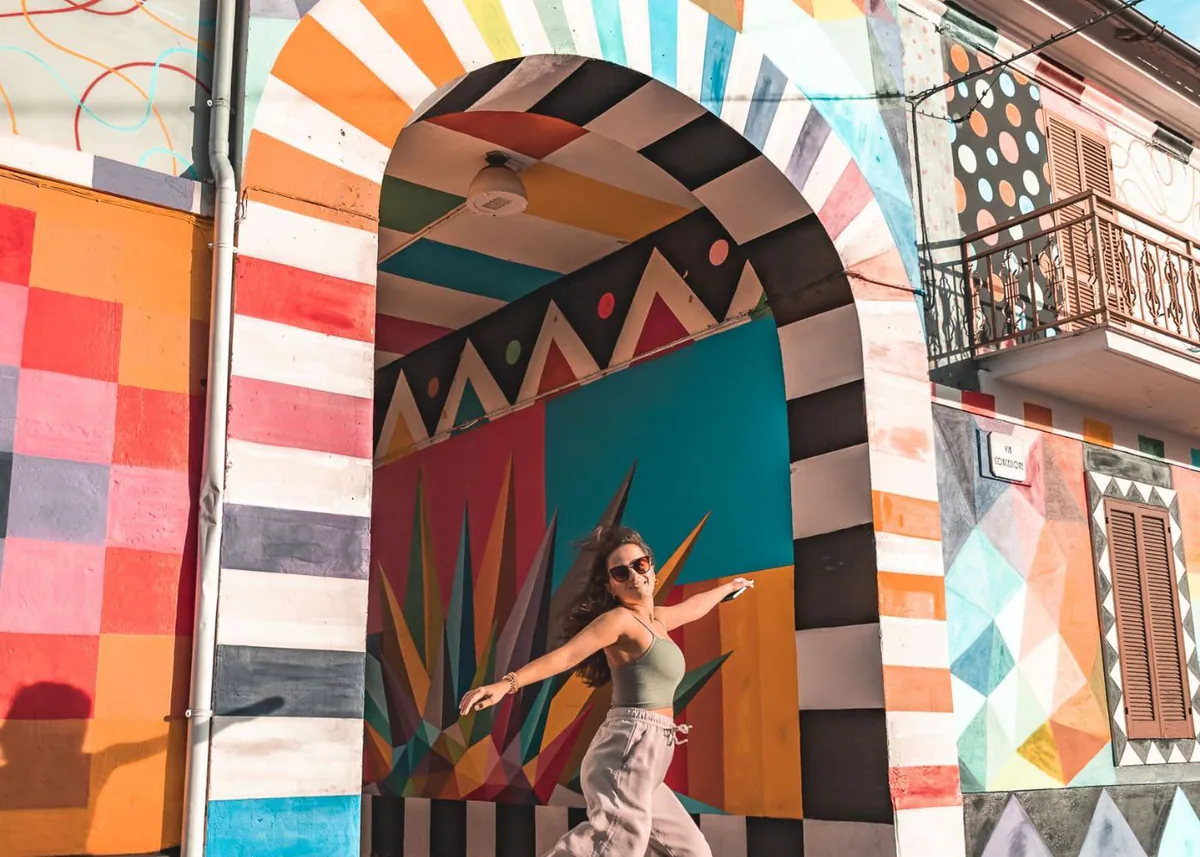 Ein buntes Wandbild an einem Haus in Aielli