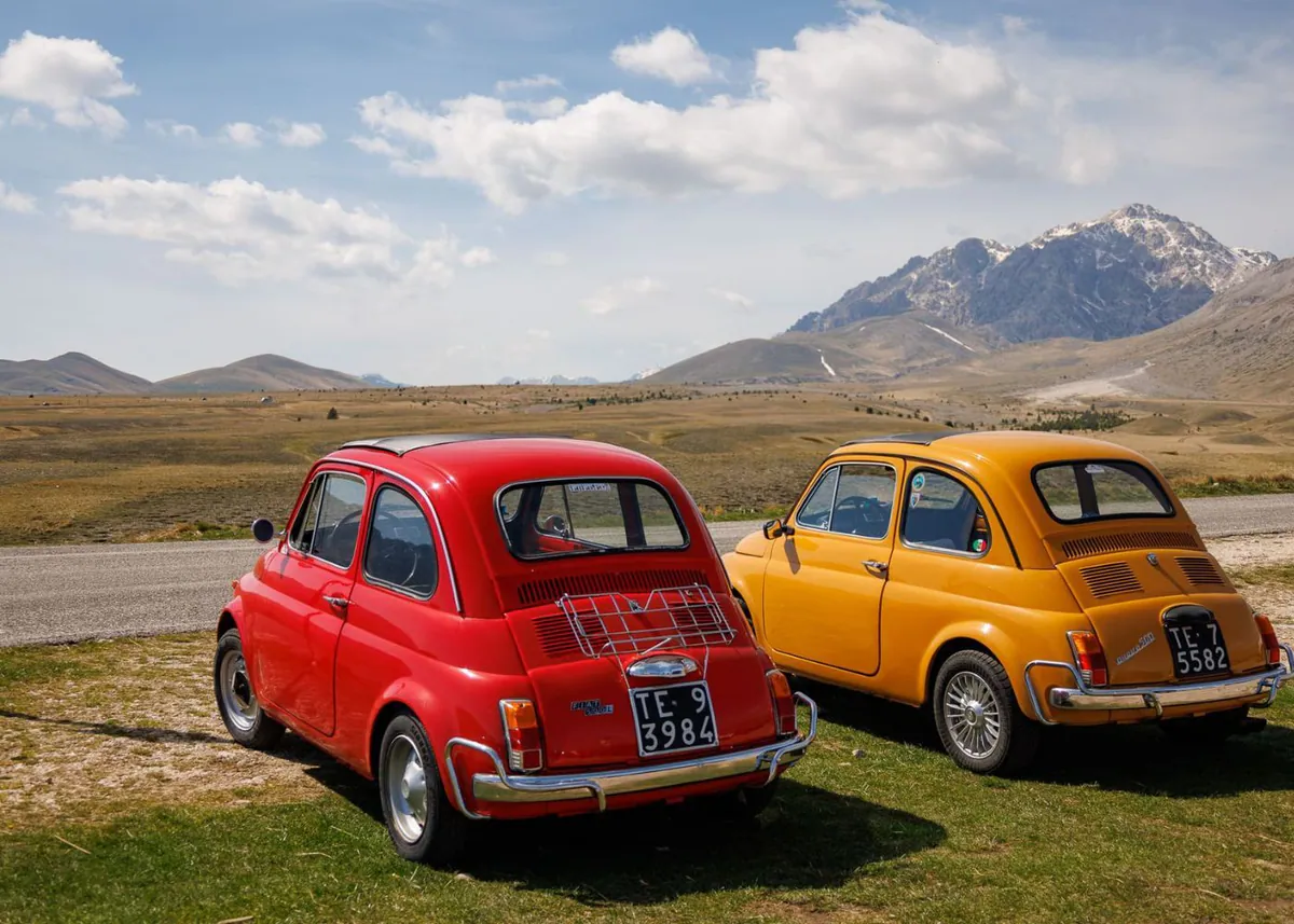 Zwei Fiat 500 auf der Hochebene Campo Imperatore