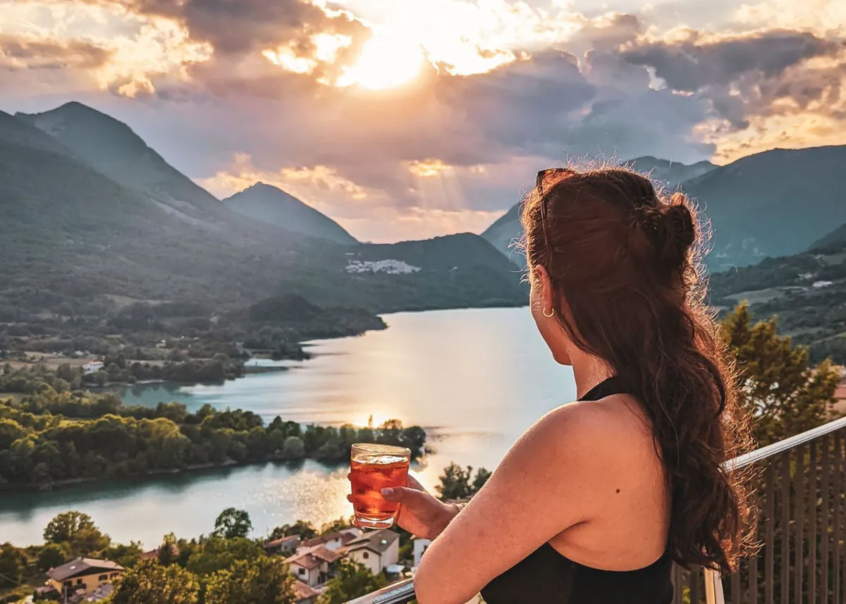Blick von einer Terrasse über den Lago di Barrea bei Sonnenuntergang