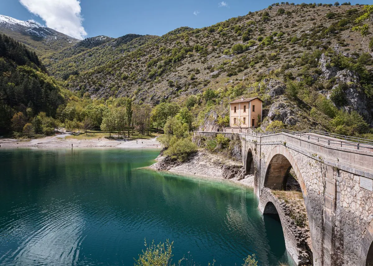 Die alte Steinbrücke über dem türkisen Lago di San Domenico