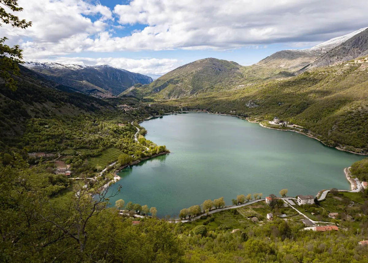 Der Lago di Scanno von oben, wo er die Form eines Herzens hat