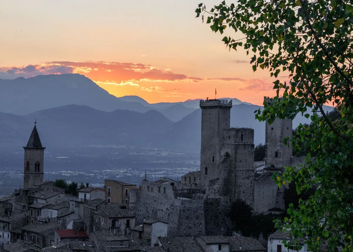 Das Bergdorf Pacentro mit den Türmen der Burg Caldora bei Sonnenuntergang