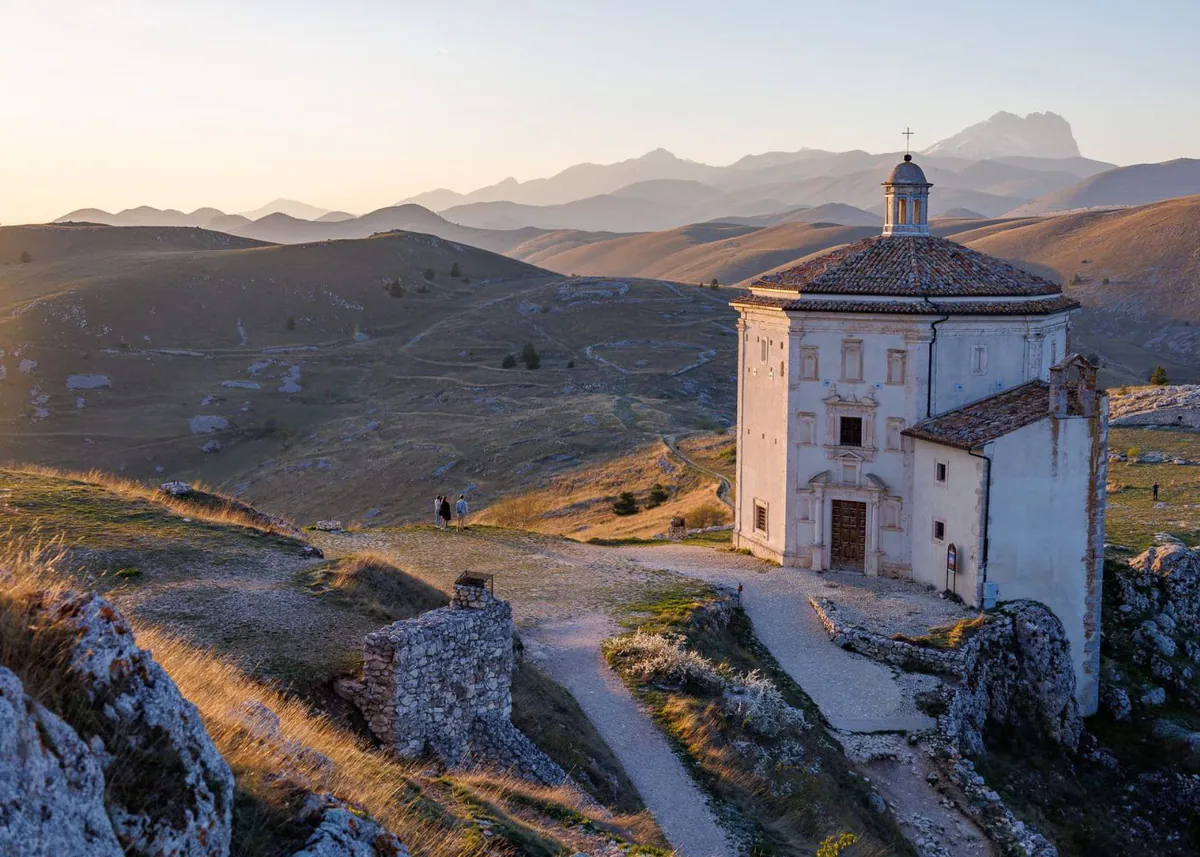 Die Kirche Santa Maria della Pietà unterhalb der Rocca Calascio