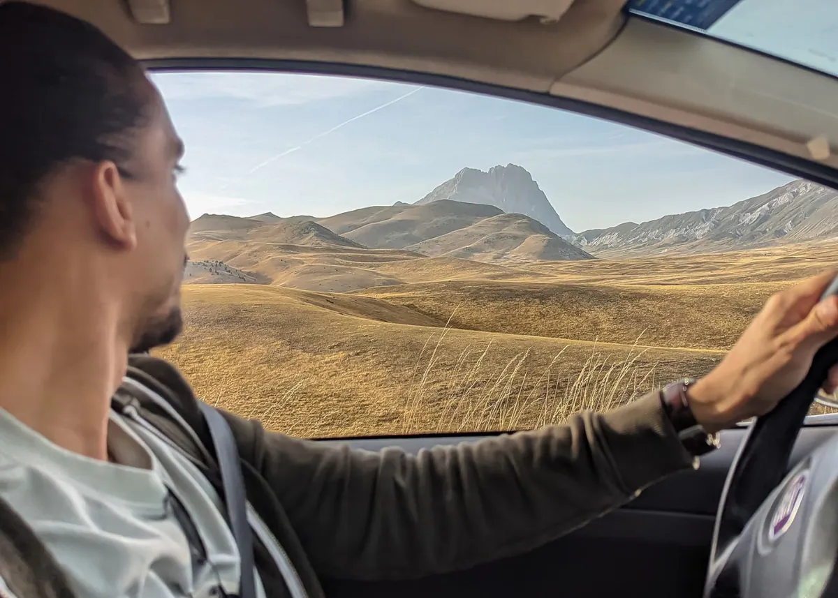 Blick aus dem fahrenden Auto über den Campo Imperatore auf den Corno Grande
