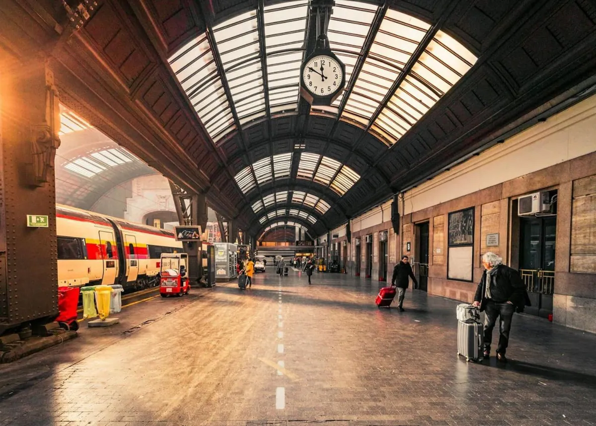 Die Bahnsteighalle eines italienischen Bahnhofs mit großer Uhr
