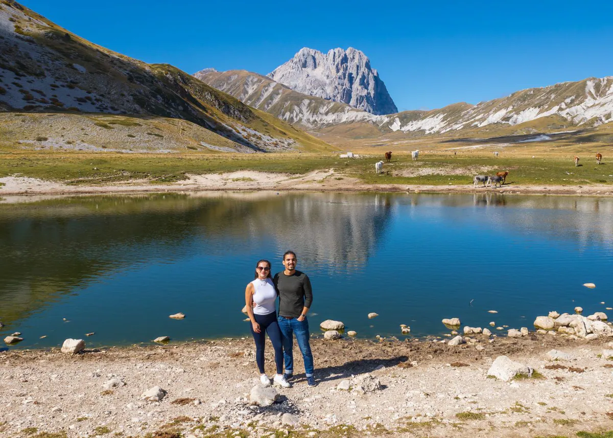 Zita und Carlos an einem See auf dem Campo Imperatore vor dem Corno Grande