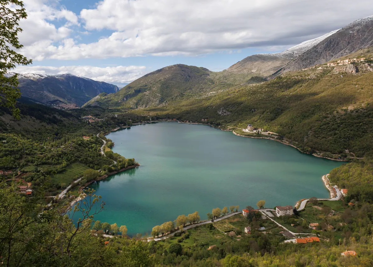 Der Lago di Scanno von oben, eingefasst von bewaldeten Bergen