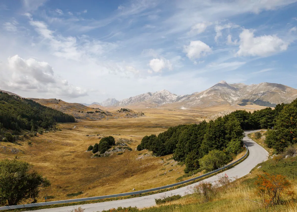 Die Straße windet sich über die Hochebene Campo Imperatore