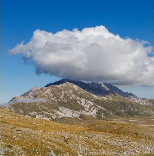 Wolke über einem Gipfel am Campo Imperatore