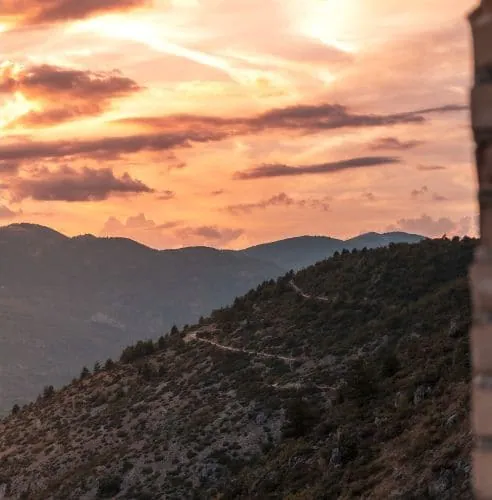 Sonnenuntergang über den Bergen mit Wanderweg