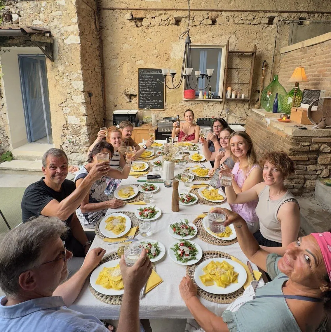 Gemeinsames Essen auf der Terrasse im casa abruzzo