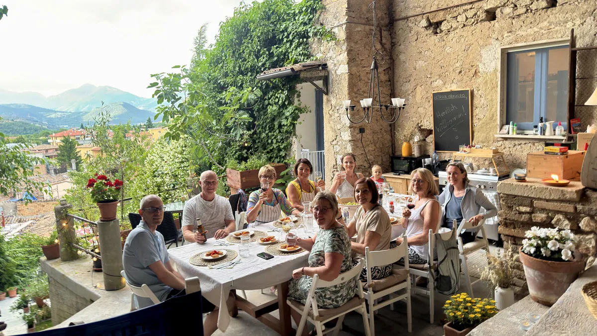Gemeinsames Essen auf der Terrasse des casa abruzzo