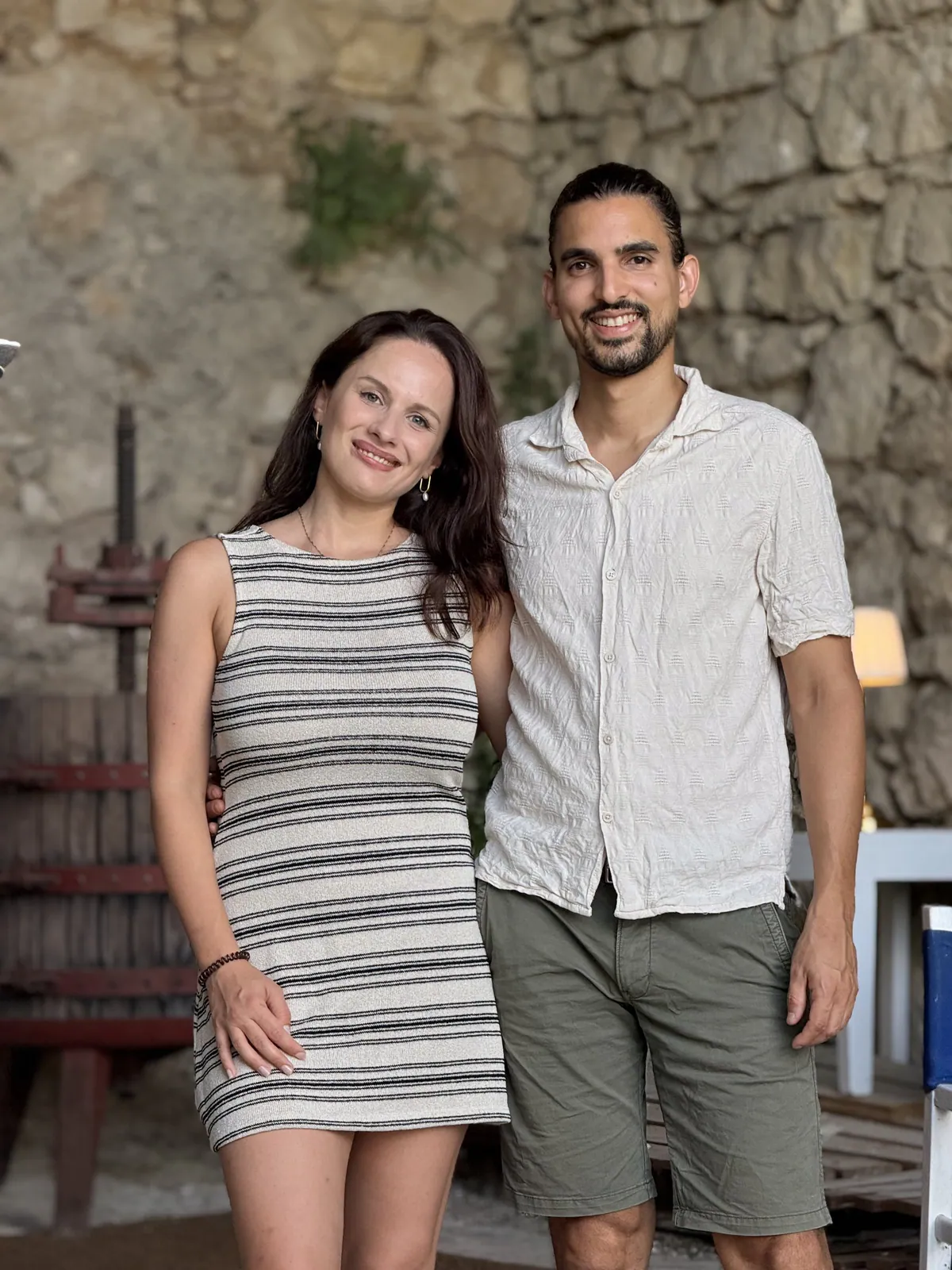 Zita und Carlos vor der alten Weinpresse im casa abruzzo