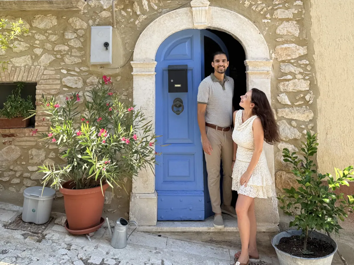 Zita und Carlos an der blauen Haustür des casa abruzzo in Vittorito