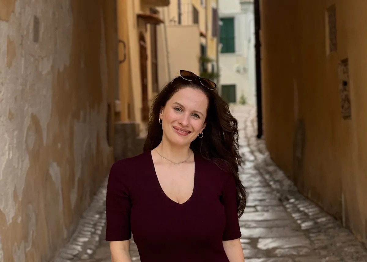 Zita in einer Altstadtgasse unter einem Torbogen