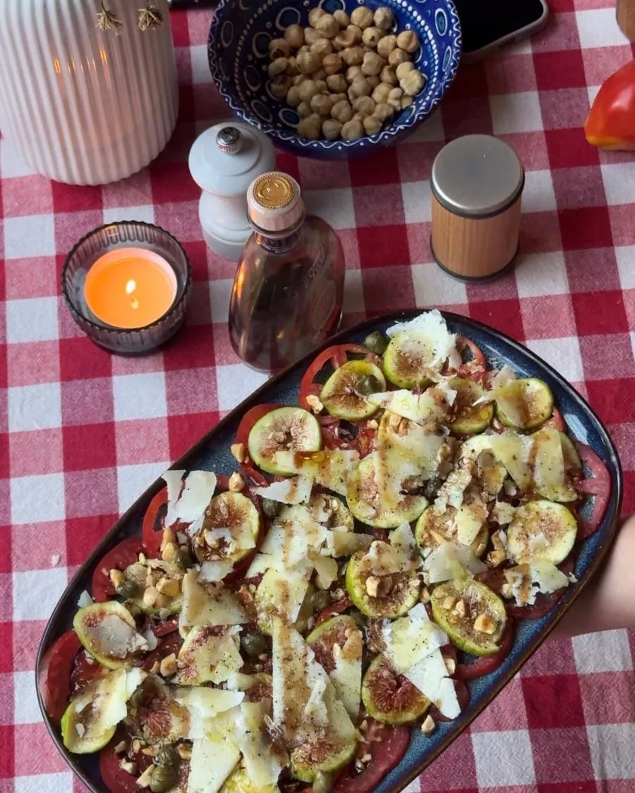 Tomatencarpaccio mit Feigen, hauchdünn geschnitten