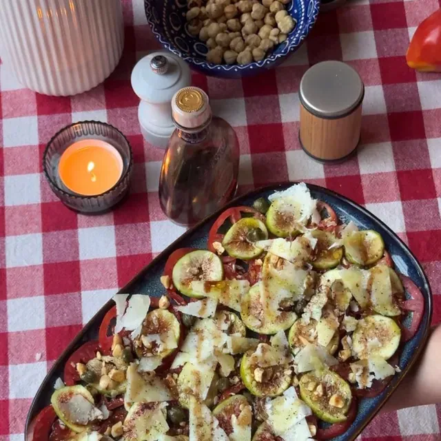 Dieses Tomatencarpaccio hat so eine besondere Geschmackskomposition und sowas lieben wir ja 😍🍅