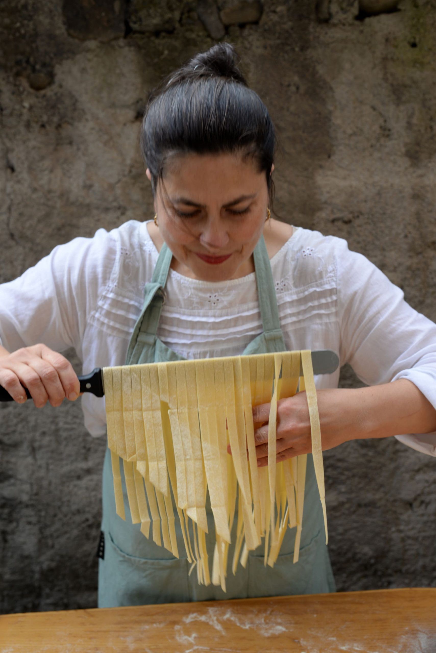Cettina Vicenzino schneidet handgemachte Pasta